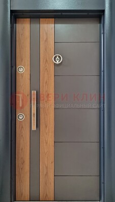 Коричневая входная дверь c МДФ панелью ЧД-01 в частный дом в Солнечногорске