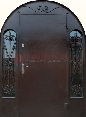 Арочная дверь со стеклом и ковкой ДА-16 под старину в Солнечногорске