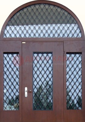 Крепкая стальная арочная дверь со стеклом и ковкой ДА-21 в Солнечногорске