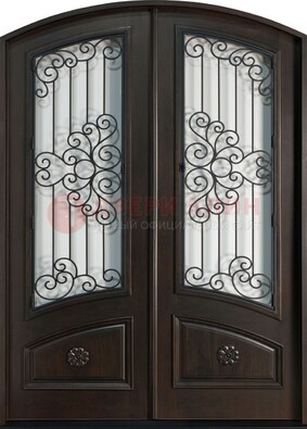 Арочная дверь со стеклом и ковкой ДА-33 в загородный дом в Солнечногорске