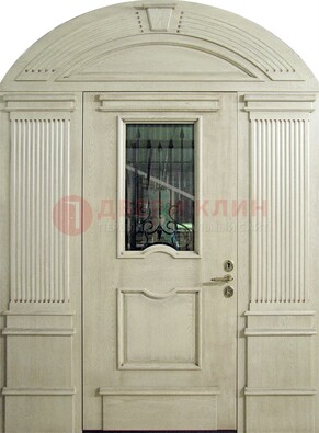 Белая входная дверь массив со стеклом и ковкой ДА-49 в Солнечногорске
