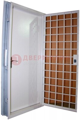 Белая стальная бронированная дверь с нитроэмалью ДБ-7 в Солнечногорске