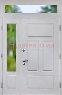 Белая полуторная железная дверь со стеклом и фрамугами ДФГ-10 в Солнечногорске