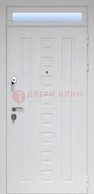 Белая металлическая дверь с фрамугой для коттеджа ДФГ-21 в Солнечногорске