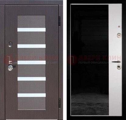 Железная коричневая дверь МДФ с темной стеклянной вставкой внутри ДМ-315 в Солнечногорске