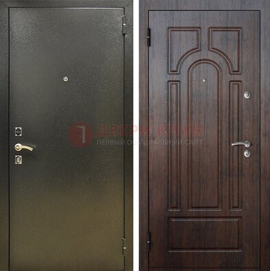 Железная темно-серая дверь с порошковым напылением и МДФ Тисненый орех ДП-275 в Солнечногорске