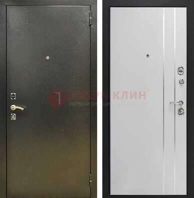 Железная темная дверь с порошковым покрытием и белая МДФ с молдингами  ДП-296 в Солнечногорске