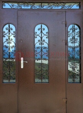 Железная парадная дверь со стеклом и ковкой ДПР-16 для общественных зданий в Солнечногорске