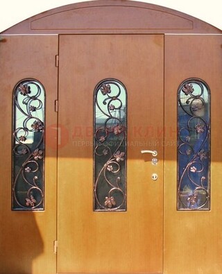 Парадная дверь со стеклянными вставками и ковкой ДПР-28 в общественное здание в Солнечногорске