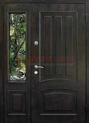 Парадная дверь со стеклянными вставками и ковкой ДПР-31 в кирпичный дом в Солнечногорске