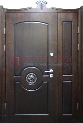 Коричневая парадная дверь с украшением ДПР-52 с утеплением в Солнечногорске