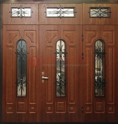 Парадная дверь с металлическими вставками и ковкой ДПР-72 в дом в Солнечногорске