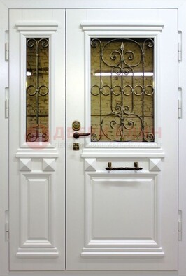 Белая парадная металлическая дверь со стеклом и ковкой ДПР-83 в Солнечногорске