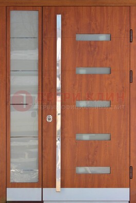 Коричневая металлическая дверь со стеклом ДС-72 в Солнечногорске