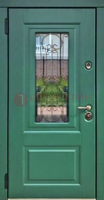 Зеленая металлическая дверь со стеклом и ковкой ДСК-113 в Солнечногорске