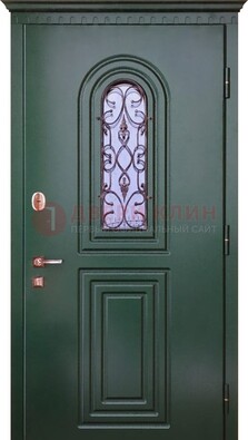 Темно-зеленая входная дверь со стеклом и ковкой ДСК-129 в Солнечногорске