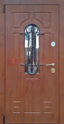Темная железная дверь со стеклом и ковкой в коричневом цвете ДСК-154 в Солнечногорске