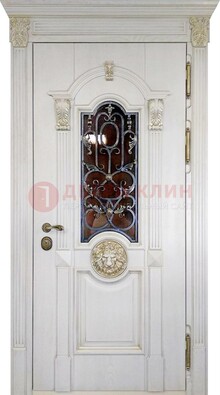 Белая железная дверь со стеклом и ковкой для кирпичного дома ДСК-155 в Солнечногорске