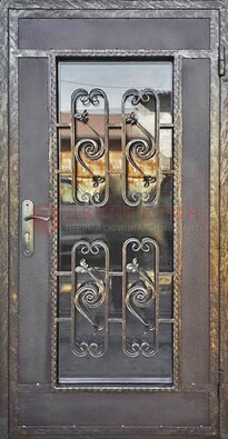 Коричневая наружная дверь порошок со стеклом и ковкой ДСК-160 в Солнечногорске