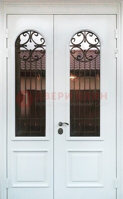 Белая стальная дверь стекло с ковкой и филенкой ДСК-201 в Солнечногорске