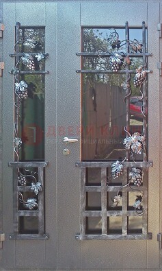 Распашная уличная дверь Порошок со стеклом и ковкой ДСК-221 в Солнечногорске