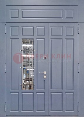 Серая двухстворчатая дверь Винорит со стеклом и ковкой ДСК-234 RAL 7024 в Солнечногорске