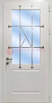 Белая простая железная дверь Винорит со стеклом и ковкой ДСК-257 в Солнечногорске