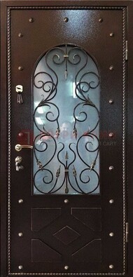 Влагостойкая дверь со стеклом и ковкой с декором ДСК-37 в Солнечногорске