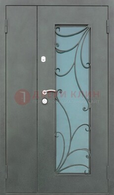 Двухстворчатая железная дверь со стеклом и ковкой ДСК-40 в Солнечногорске