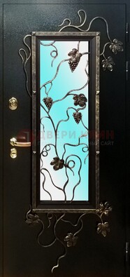 Железная дверь со стеклом и ковкой ДСК-70 для деревянного дома в Дубне