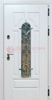 Белая остекленная металлическая дверь с ковкой ДСК-98 в Солнечногорске
