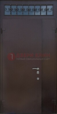 Коричневая тамбурная дверь со стеклянными вставками и ковкой ДТМ-39 в Солнечногорске