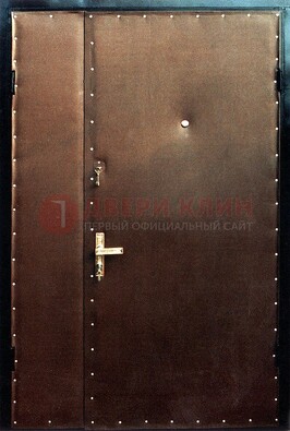 Коричневая тамбурная дверь с оформлением ДТМ-40 в Солнечногорске