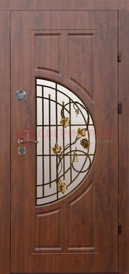 Стальная коричневая дверь с виноритом и ковкой ДВТ-82 в Солнечногорске