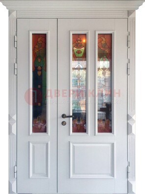 Белая полуторная металлическая дверь с витражом ВЖ-12 в Солнечногорске