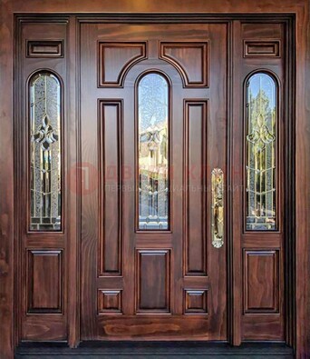Железная классическая дверь с массивом дуба и витражом ВЖ-18 в Солнечногорске
