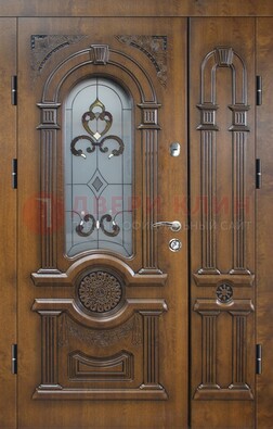 Коричневая двухстворчатая железная дверь с МДФ и витражом ВЖ-32 в Солнечногорске