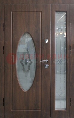 Коричневая двухстворчатая железная дверь с МДФ и витражом ВЖ-33 в Солнечногорске
